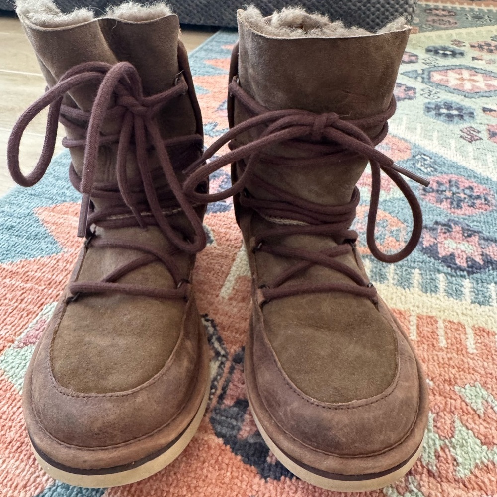 UGG Women’s Lodge Water Resistant Brown Leather Boots Sheepskin Lining Size 7